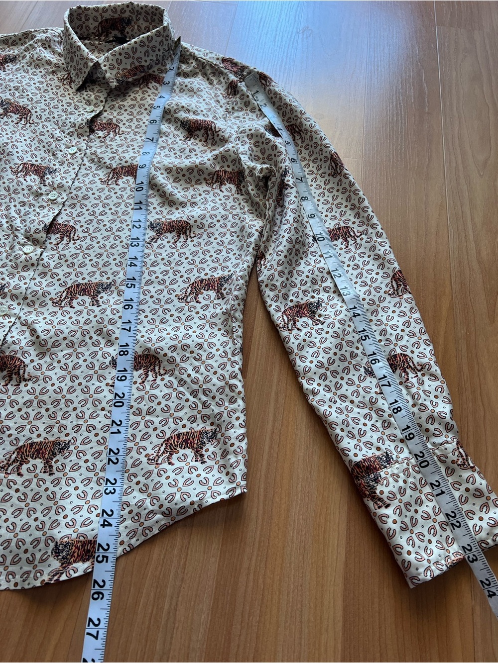 J.Crew 100% Silk Tiger Print Button Up Blouse Size 6 - Picture 5 of 15
